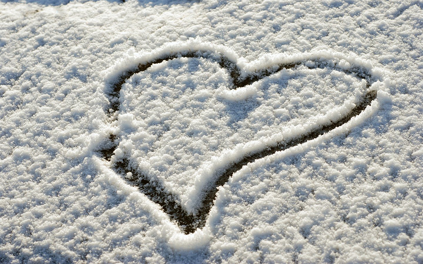 雪地心形背景图片